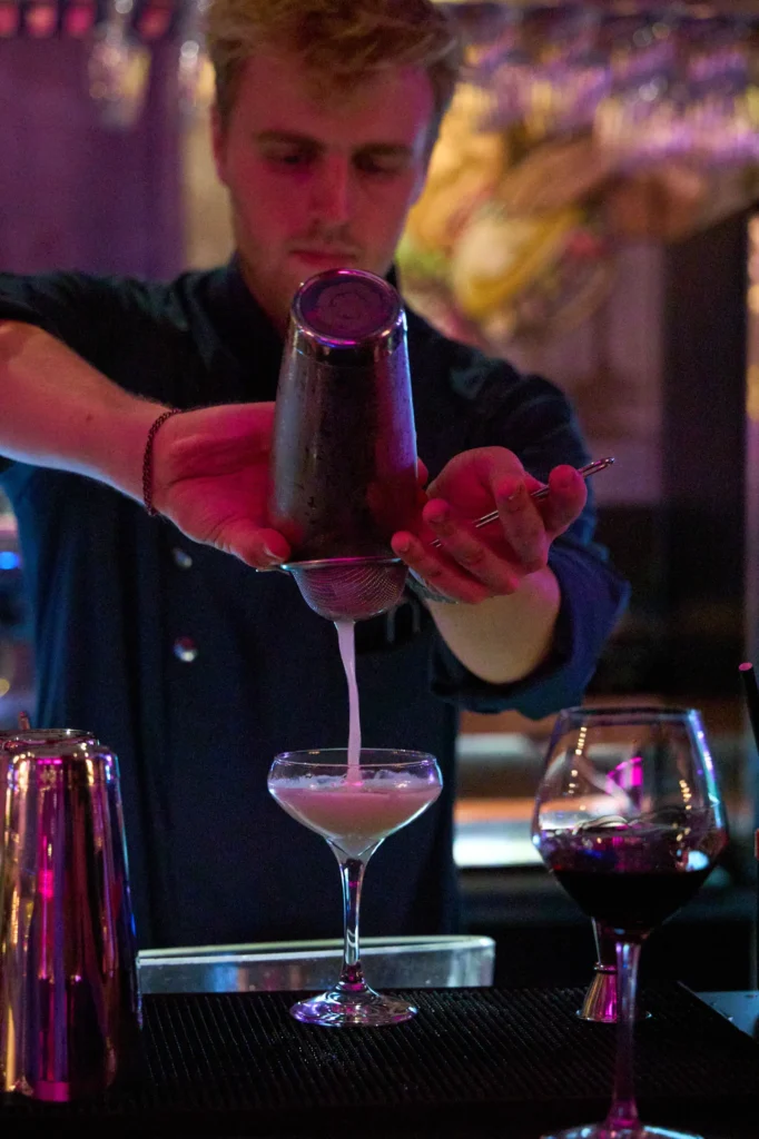 Marius fra Puzzle Spiritz shaker cocktails under event på SOHO Roskilde.