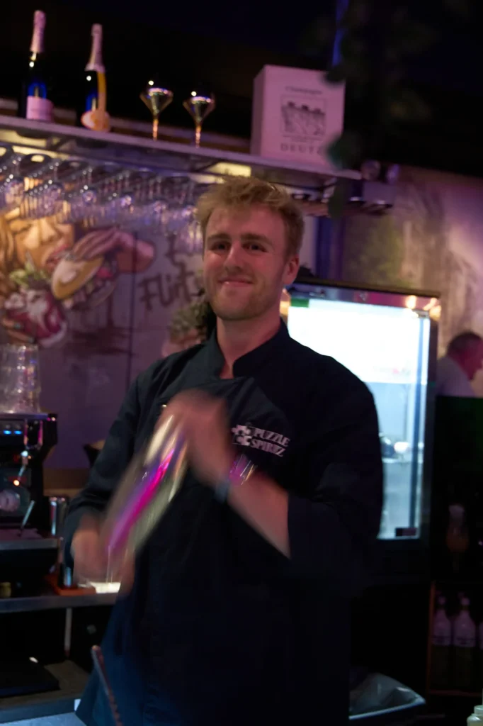 Marius shaker en bostonshaker på SOHO Roskilde.