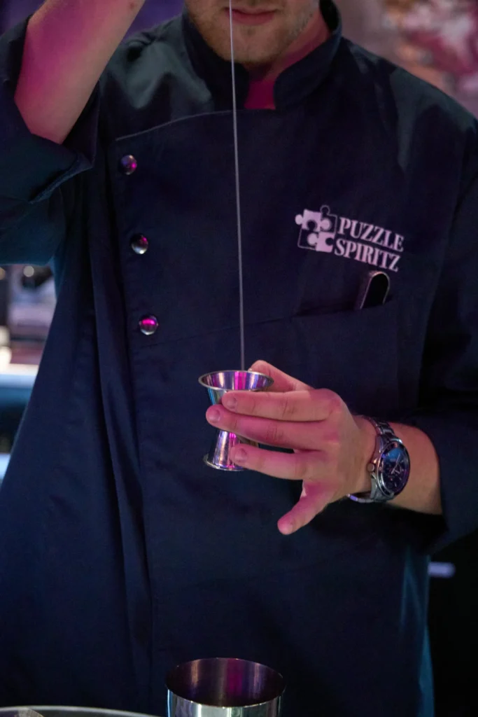 Alkohol bliver hældt op i en milliliter bære, med en lang tynd stråle.